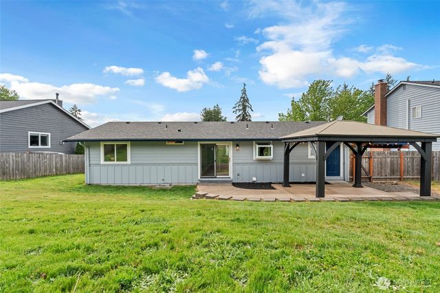 18610 10th Ave NE, Poulsbo, WA 98370