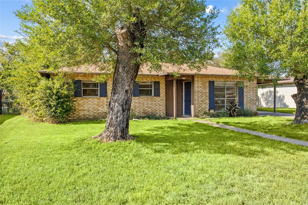 160 Gaeke ST, Giddings, TX 78942