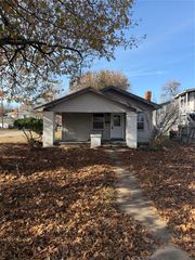 828 S 16th Street, Chickasha, OK 73018