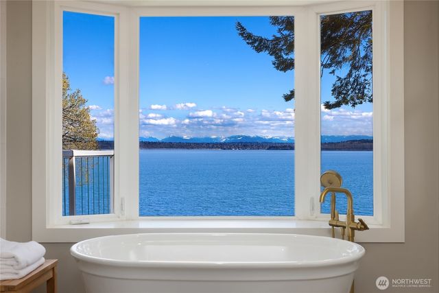 12960 Sunrise Drive NE, Bainbridge Island, WA 98110