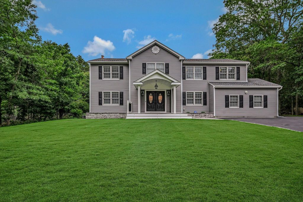 7 Golf Club Circle, Manorville, NY 11949