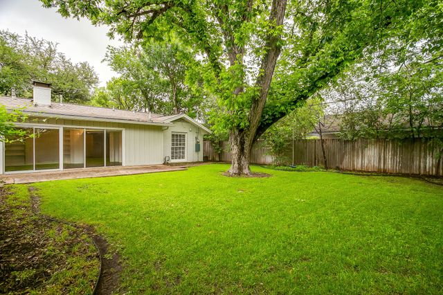 2013 Huntington Lane, Fort Worth, TX 76110