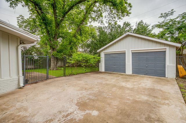 2013 Huntington Lane, Fort Worth, TX 76110