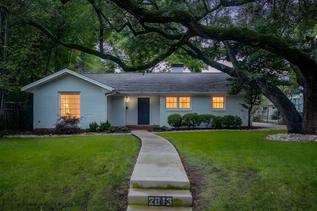 2013 Huntington Lane, Fort Worth, TX 76110