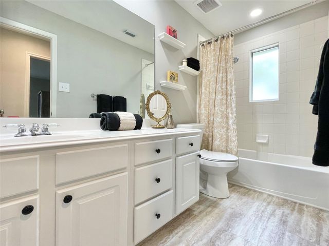 46 Flickering Sun Court, The Woodlands, TX 77382