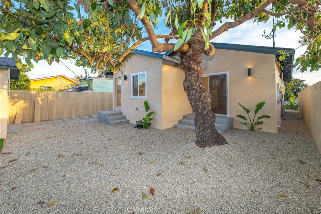 Image 14 of property listing at 1535 W 70th, Los Angeles, CA 90047