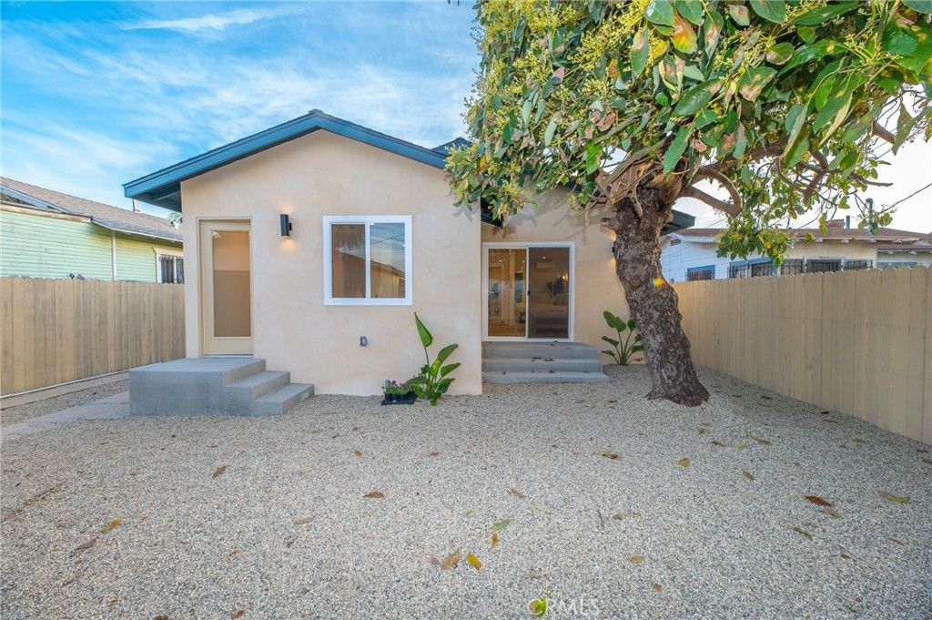 Image 16 of property listing at 1535 W 70th, Los Angeles, CA 90047