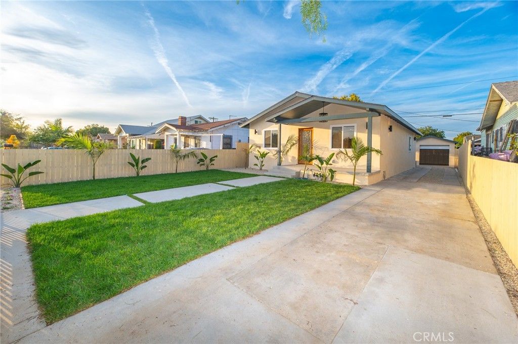 Image 3 of property listing at 1535 W 70th, Los Angeles, CA 90047