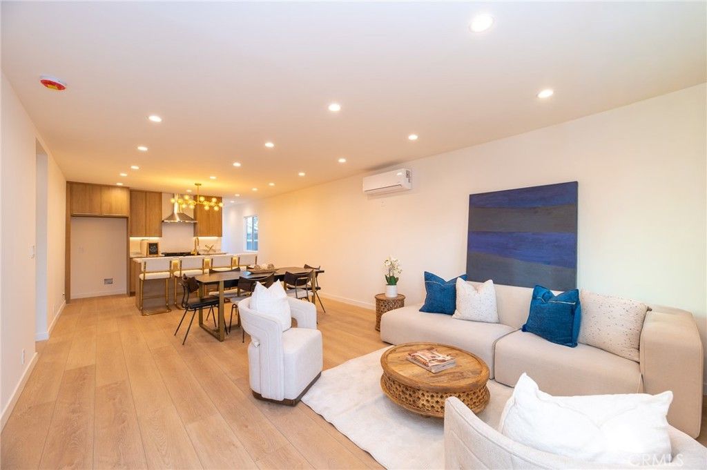 Image 4 of property listing at 1535 W 70th, Los Angeles, CA 90047