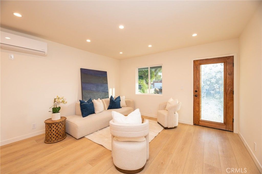 Image 5 of property listing at 1535 W 70th, Los Angeles, CA 90047