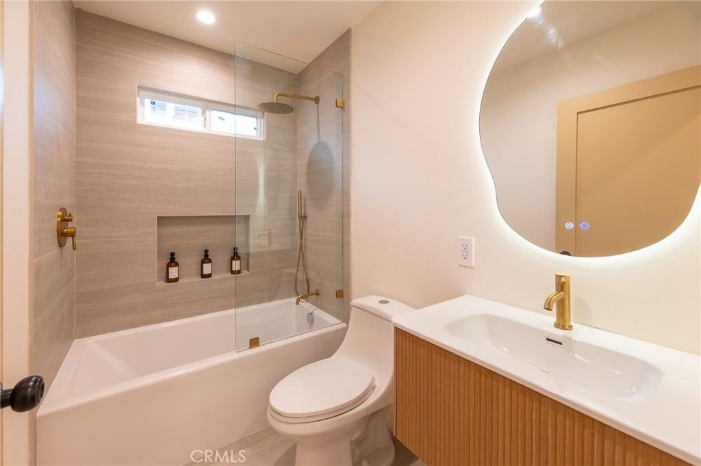 Image 8 of property listing at 1535 W 70th, Los Angeles, CA 90047