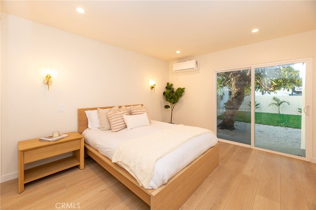 Image 9 of property listing at 1535 W 70th, Los Angeles, CA 90047