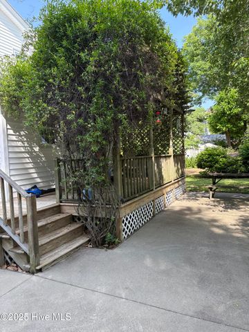 215 W Queen Street, Edenton, NC 27932
