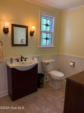 215 W Queen Street, Edenton, NC 27932