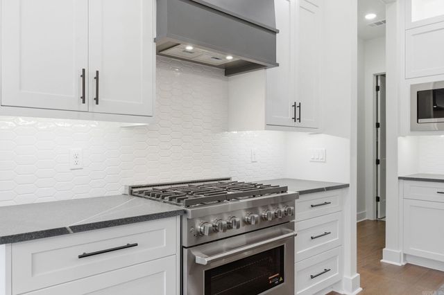 3076 Avilla Manor, Alexander, AR 72002