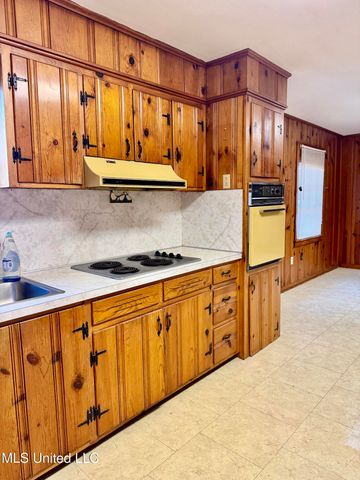 12 Fatherland Road, Natchez, MS 39120