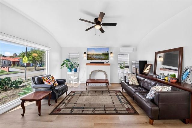 2027 W 75th, Los Angeles, CA 90047