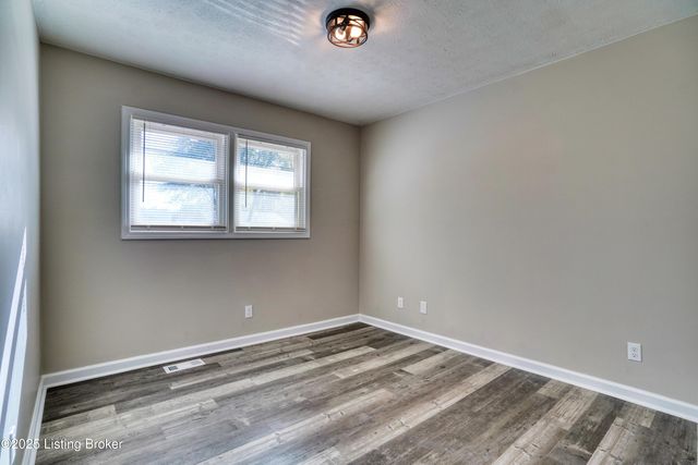 7406 Ronan Dr, Louisville, KY 40258