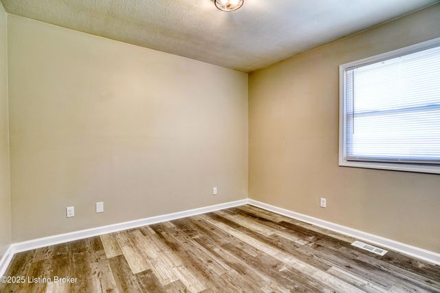 7406 Ronan Dr, Louisville, KY 40258