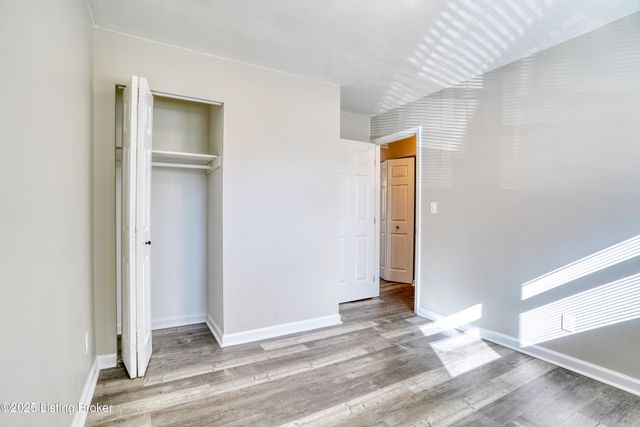 7406 Ronan Dr, Louisville, KY 40258