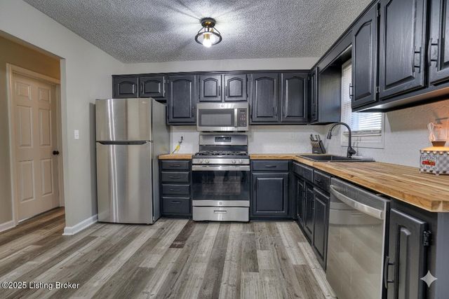 7406 Ronan Dr, Louisville, KY 40258