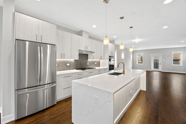 3225 S Shields Avenue, Chicago, IL 60616