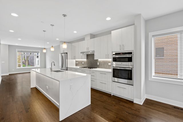 3225 S Shields Avenue, Chicago, IL 60616