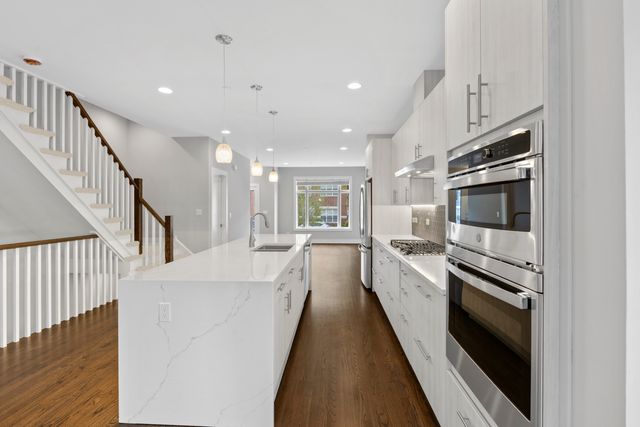 3225 S Shields Avenue, Chicago, IL 60616