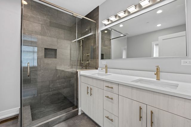 3225 S Shields Avenue, Chicago, IL 60616