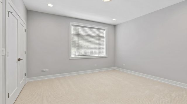 3225 S Shields Avenue, Chicago, IL 60616