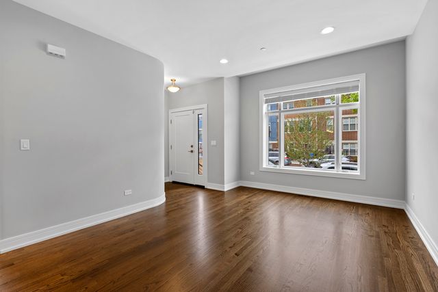 3225 S Shields Avenue, Chicago, IL 60616
