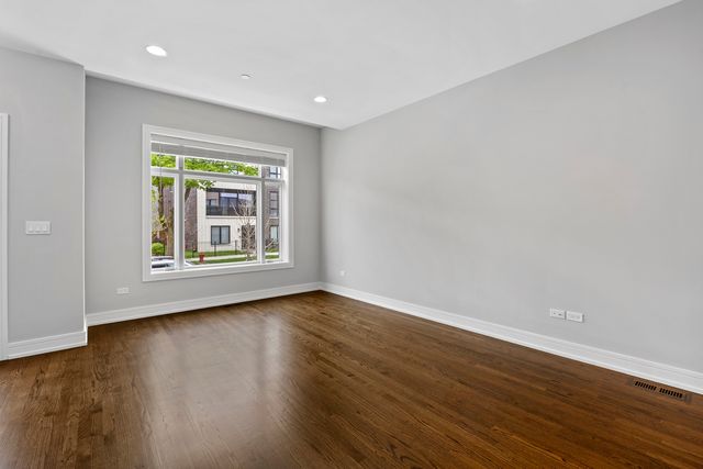 3225 S Shields Avenue, Chicago, IL 60616