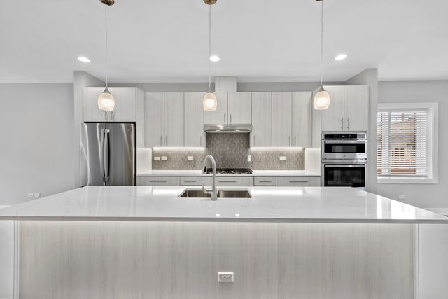 3225 S Shields Avenue, Chicago, IL 60616