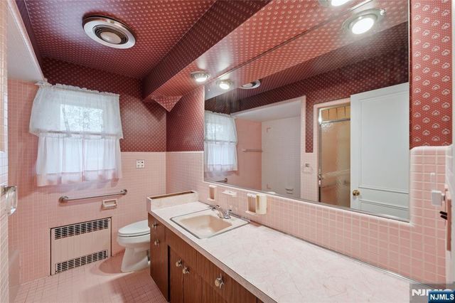 249 River Drive, Elmwood Park, NJ 07407