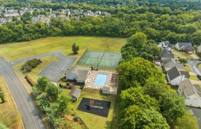 1002 McKenna Dr, Thompsons Station, TN 37179