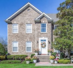 1002 McKenna Dr, Thompsons Station, TN 37179