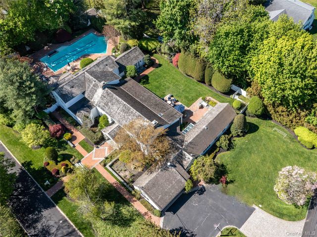 2 Aspen Place, Great Neck, NY 11021