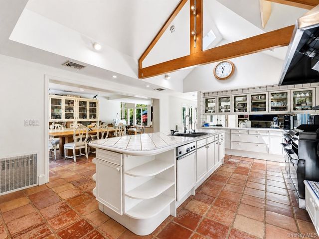 2 Aspen Place, Great Neck, NY 11021