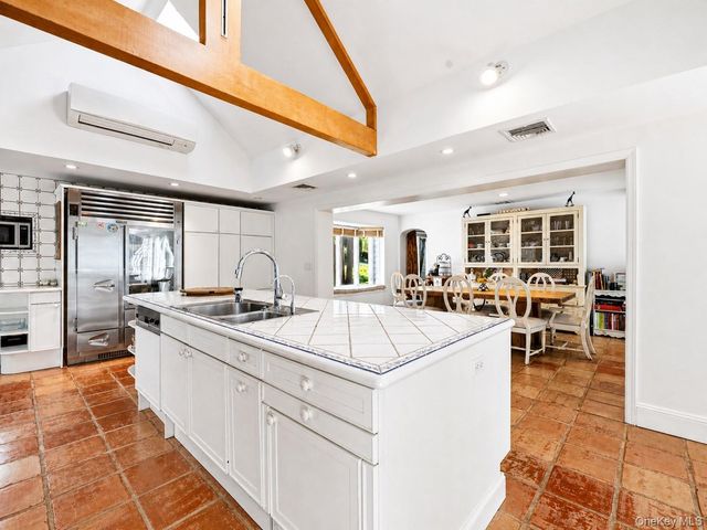 2 Aspen Place, Great Neck, NY 11021