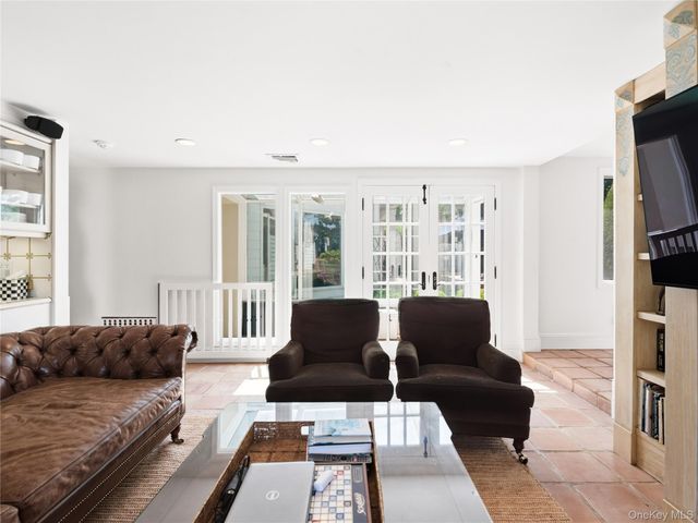 2 Aspen Place, Great Neck, NY 11021