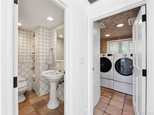 2 Aspen Place, Great Neck, NY 11021