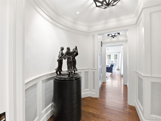 2 Aspen Place, Great Neck, NY 11021