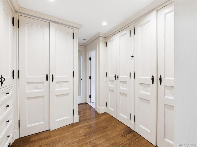 2 Aspen Place, Great Neck, NY 11021