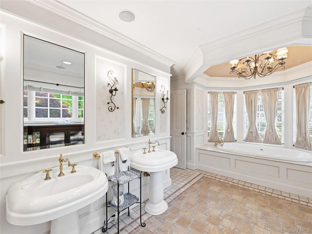 2 Aspen Place, Great Neck, NY 11021