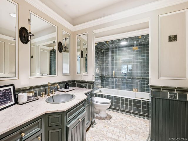 2 Aspen Place, Great Neck, NY 11021