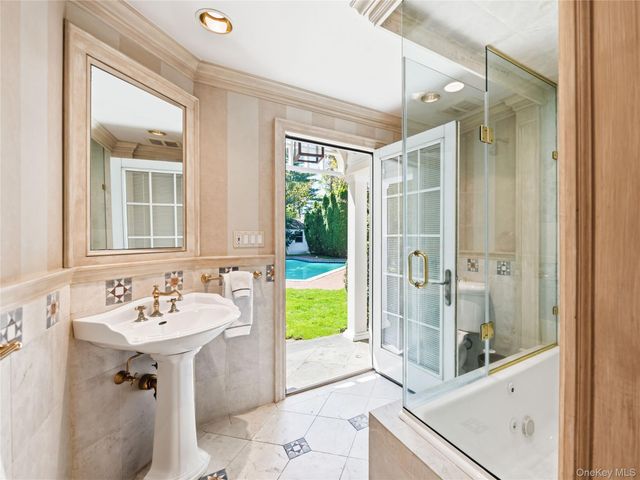 2 Aspen Place, Great Neck, NY 11021