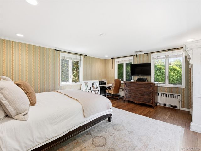 2 Aspen Place, Great Neck, NY 11021