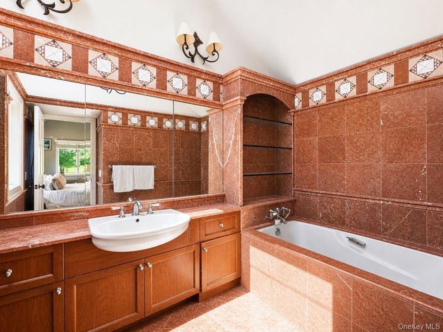 2 Aspen Place, Great Neck, NY 11021