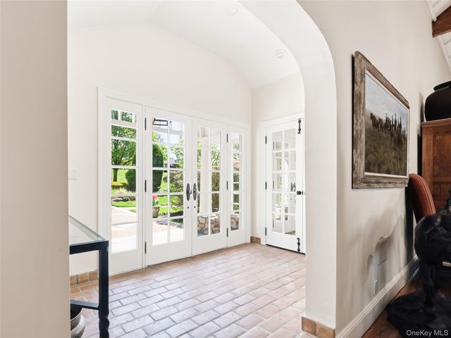 2 Aspen Place, Great Neck, NY 11021