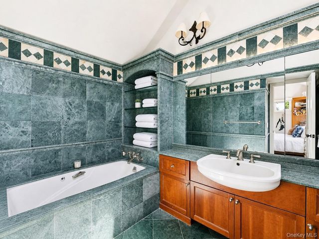 2 Aspen Place, Great Neck, NY 11021